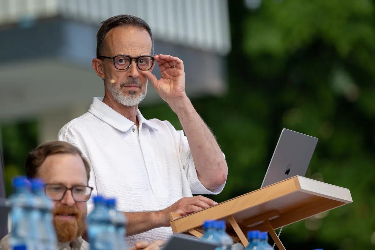 Gemeindepräsident Andreas Bühler präsentierte die neue Entschädigungsverordnung. (Archiv) Ein Mann fasst sich an seine Brille.